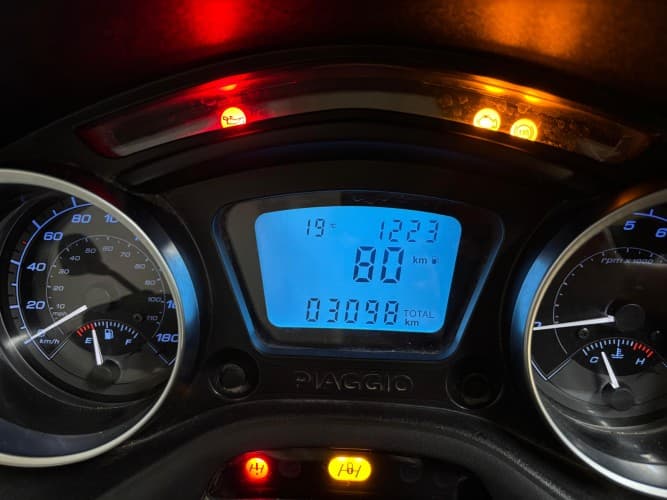PIAGGIO MP3 300 HPE 2021 de segunda mano