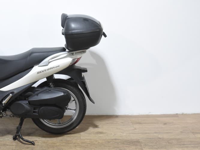 SUZUKI SIXTEEN 125 (TOP CASE) 2008 de segunda mano