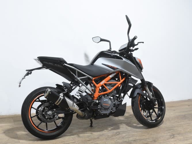 Comprar KTM DUKE 125 2023 de segunda mano KTM DUKE 125 2023 de segunda mano