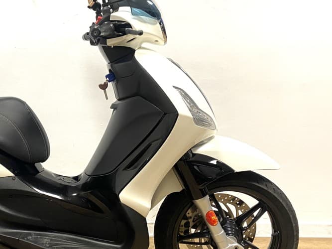 PIAGGIO BEVERLY 350 2021 de segunda mano