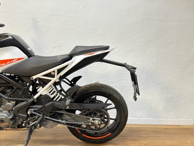 Comprar KTM DUKE 390 2023 de segunda mano KTM DUKE 390 2023 de segunda mano