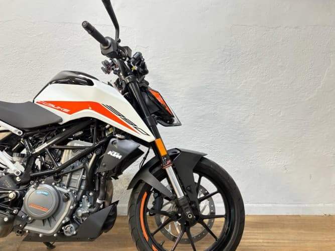 Comprar KTM DUKE 390 2023 de segunda mano KTM DUKE 390 2023 de segunda mano