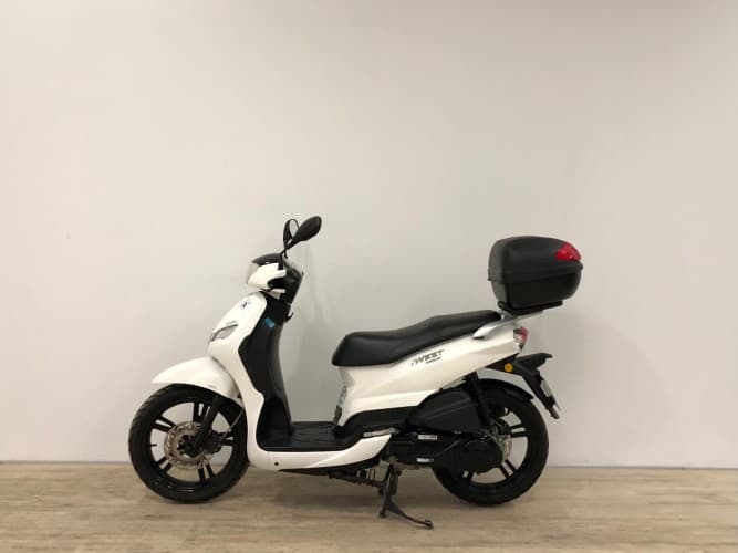 Comprar PEUGEOT TWEET 125 (BAUL) (IVA DEDUCIBLE) 2023 de segunda mano PEUGEOT TWEET 125 (BAUL) (IVA DEDUCIBLE) 2023 de segunda mano