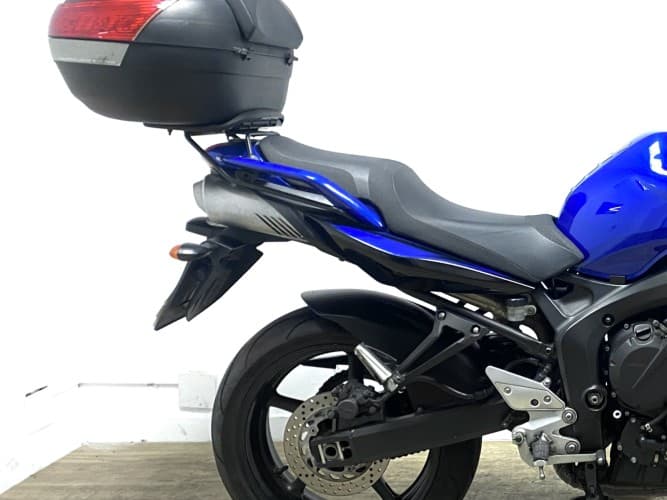 Comprar YAMAHA FZ6-S (TOP CASE) 2007 de segunda mano YAMAHA FZ6-S (TOP CASE) 2007 de segunda mano