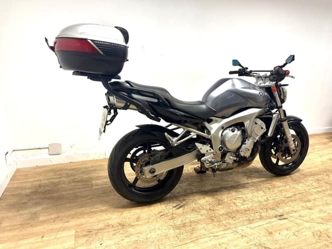 Comprar YAMAHA FZ 6 N (TOP CASE) 2007 de segunda mano YAMAHA FZ 6 N (TOP CASE) 2007 de segunda mano