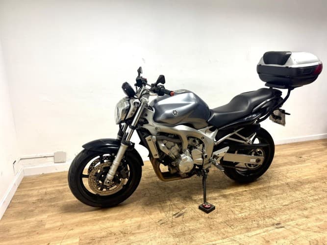 Comprar YAMAHA FZ 6 N (TOP CASE) 2007 de segunda mano YAMAHA FZ 6 N (TOP CASE) 2007 de segunda mano