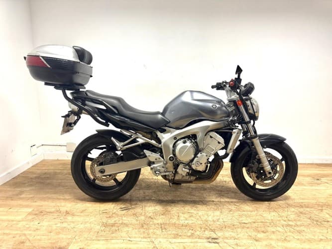Comprar YAMAHA FZ 6 N (TOP CASE) 2007 de segunda mano YAMAHA FZ 6 N (TOP CASE) 2007 de segunda mano