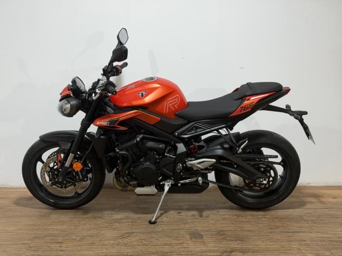 TRIUMPH STREET TRIPLE R (A2) 2025 de segunda mano