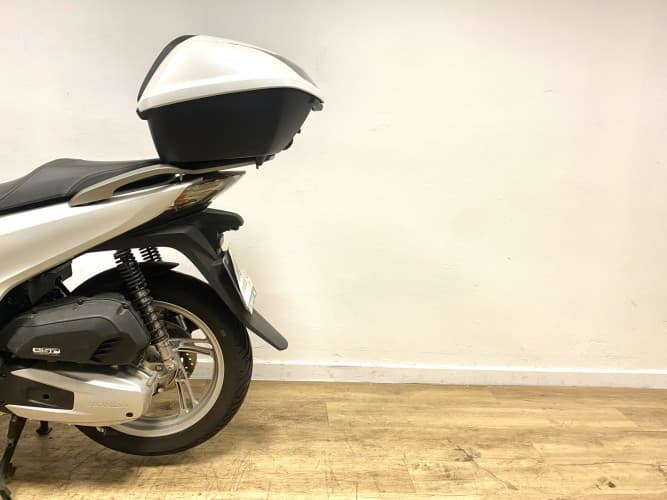 Comprar HONDA SH 125 (TOPCASE) 2019 de segunda mano HONDA SH 125 (TOPCASE) 2019 de segunda mano