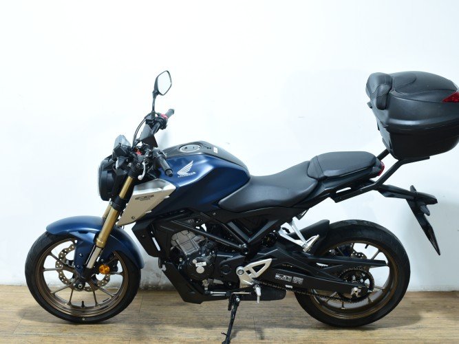 Comprar HONDA CB 125 R (TOP CASE) 2022 de segunda mano HONDA CB 125 R (TOP CASE) 2022 de segunda mano