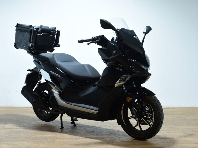 QJMOTOR FORT 125 N (TOP CASE) 2026 de segunda mano