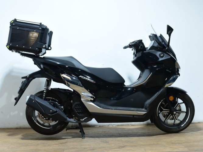 QJMOTOR FORT 125 N (TOP CASE) 2026 de segunda mano