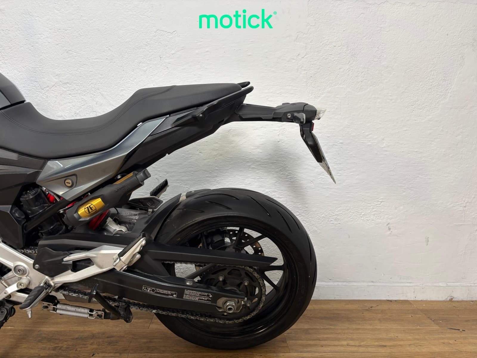 BMW F 900 R (PACK ACTIVE AND COMFORT)