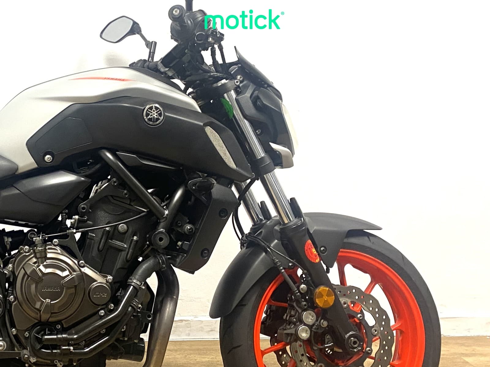 YAMAHA MT-07 (Escape Akrapovic)
