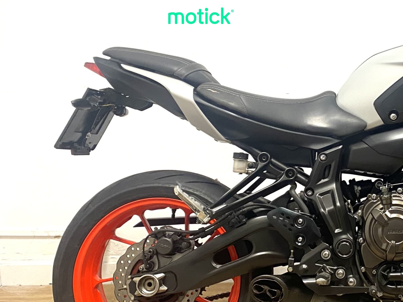 YAMAHA MT-07 (Escape Akrapovic)