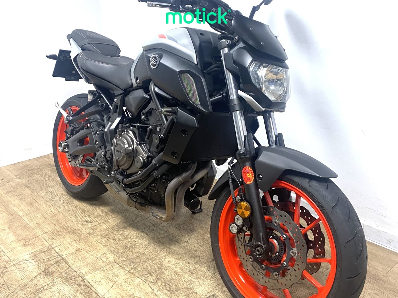 YAMAHA MT-07 (Escape Akrapovic)