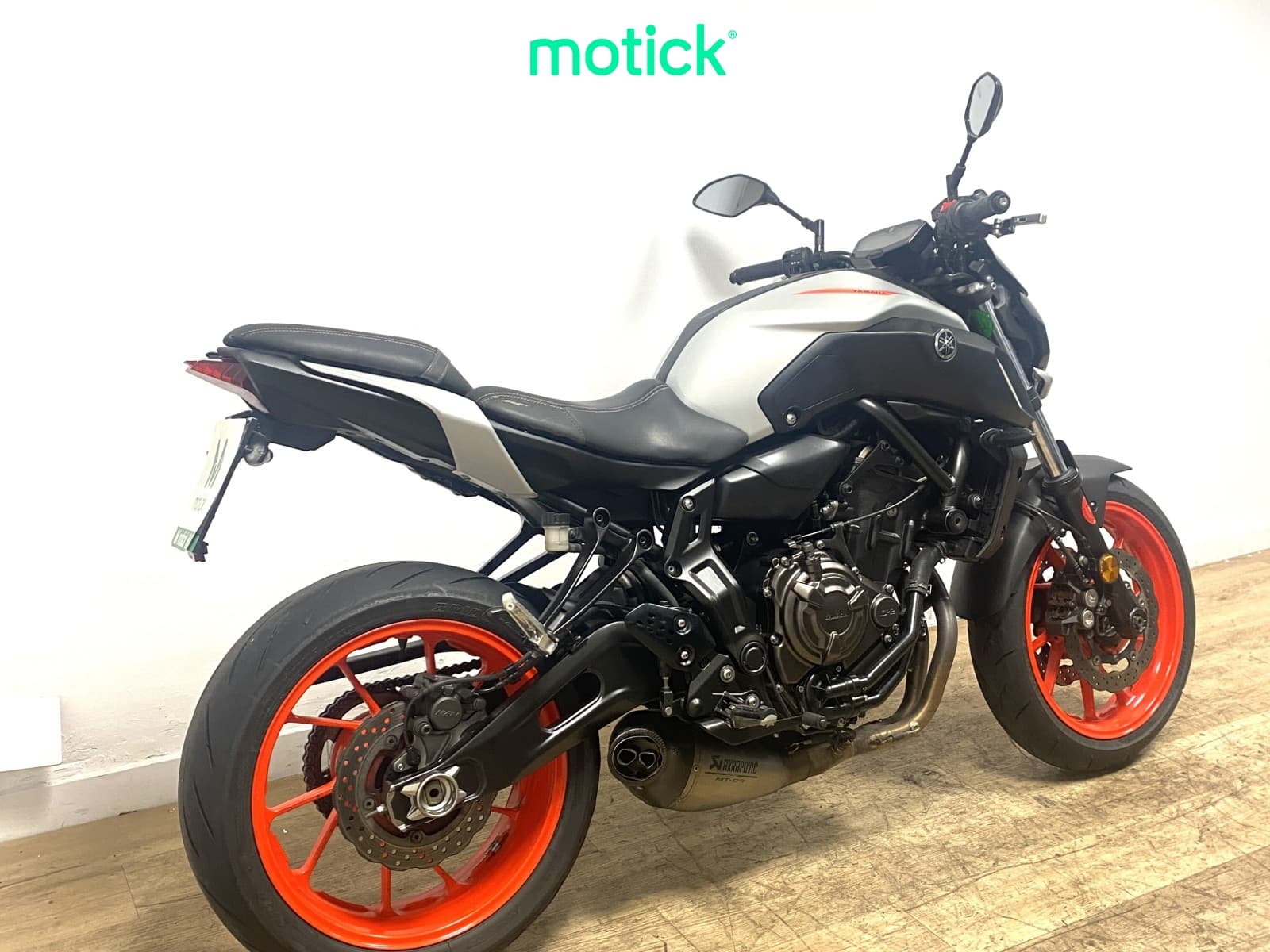 YAMAHA MT-07 (Escape Akrapovic)