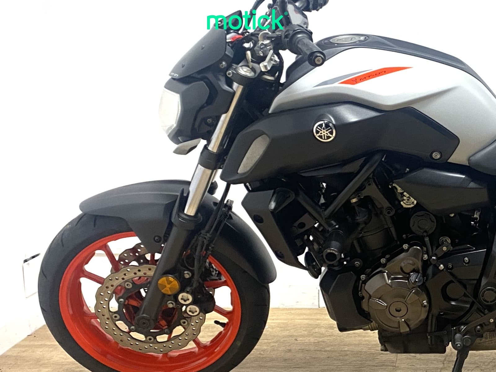 YAMAHA MT-07 (Escape Akrapovic)