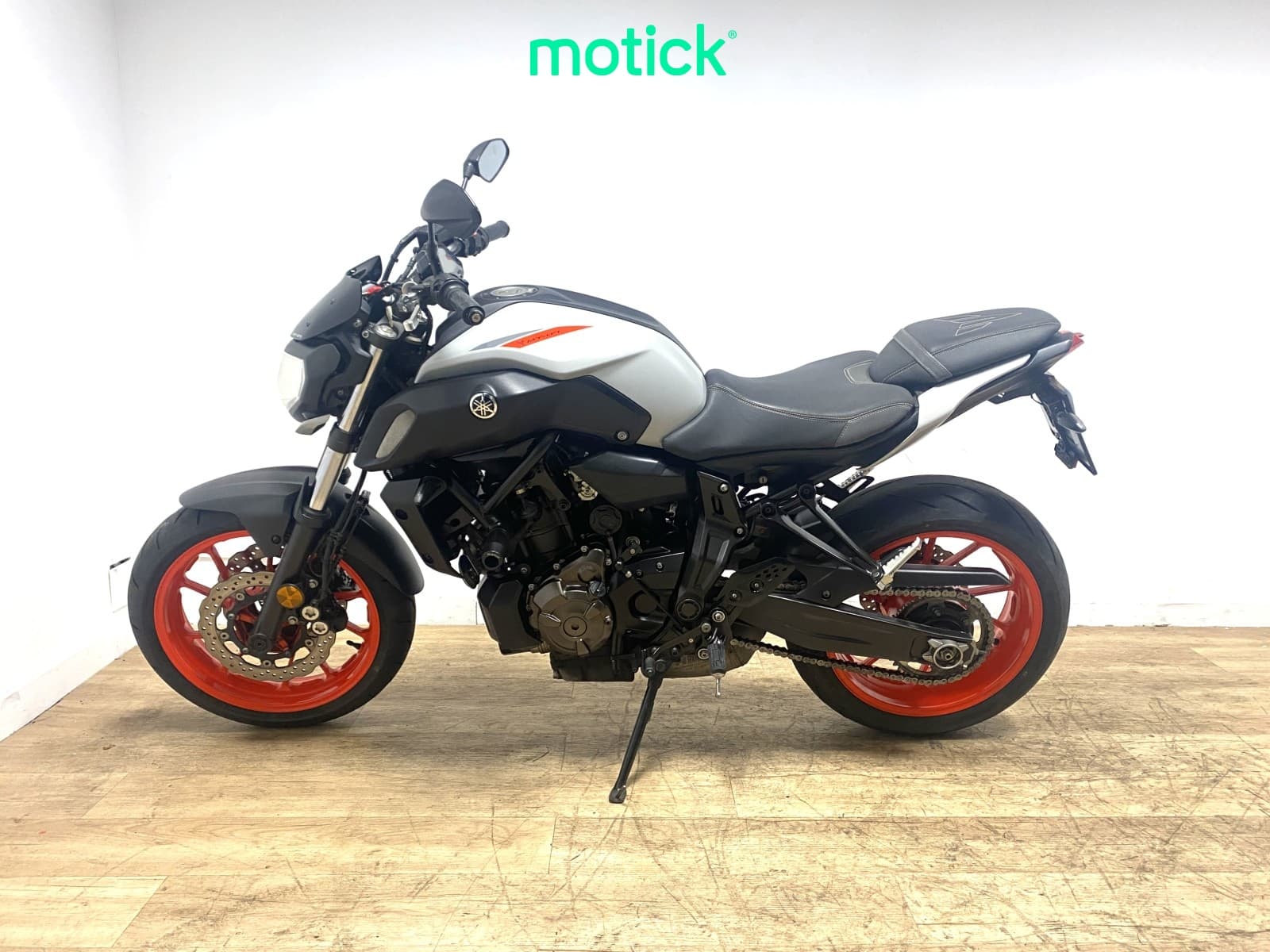 YAMAHA MT-07 (Escape Akrapovic)