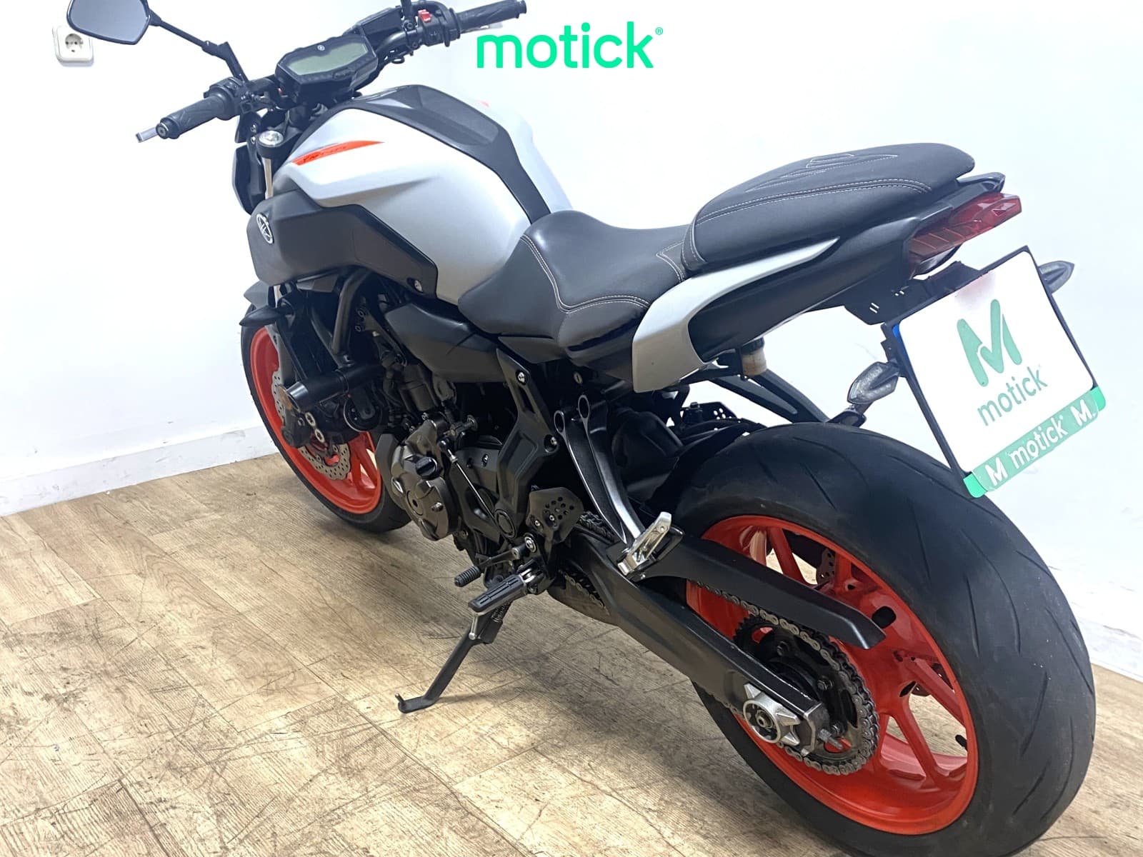 YAMAHA MT-07 (Escape Akrapovic)
