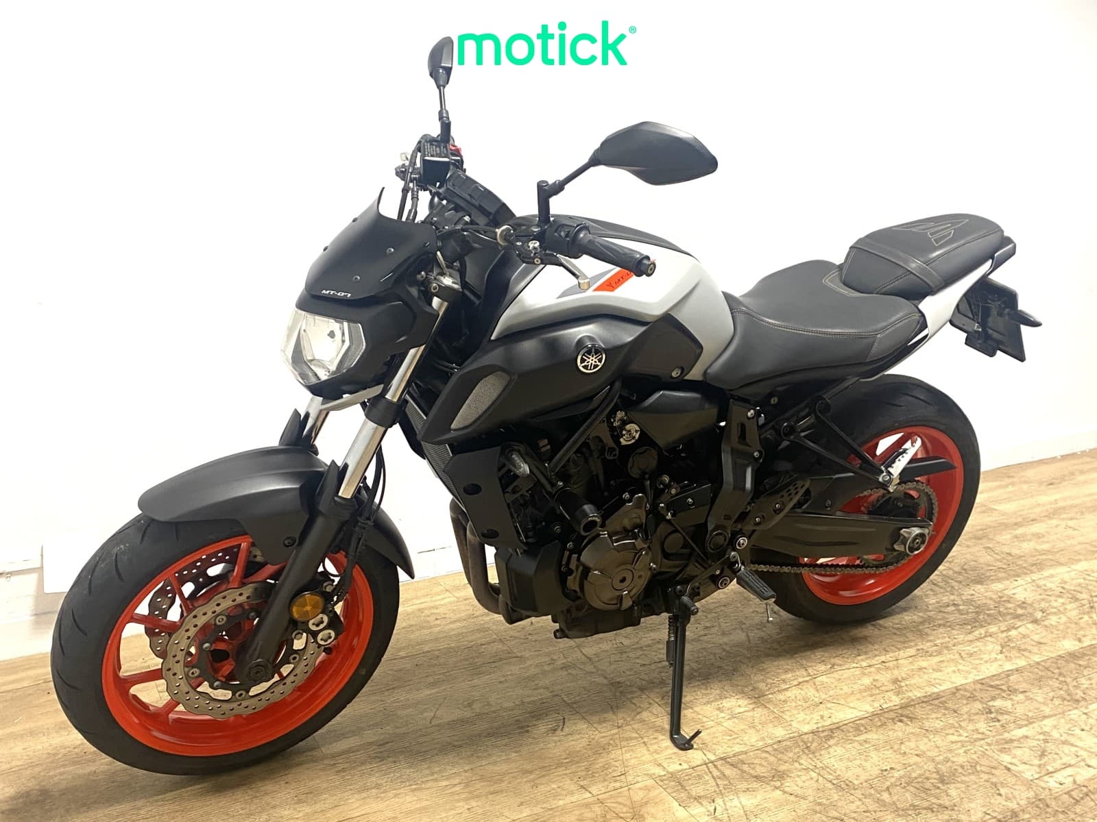 YAMAHA MT-07 (Escape Akrapovic)