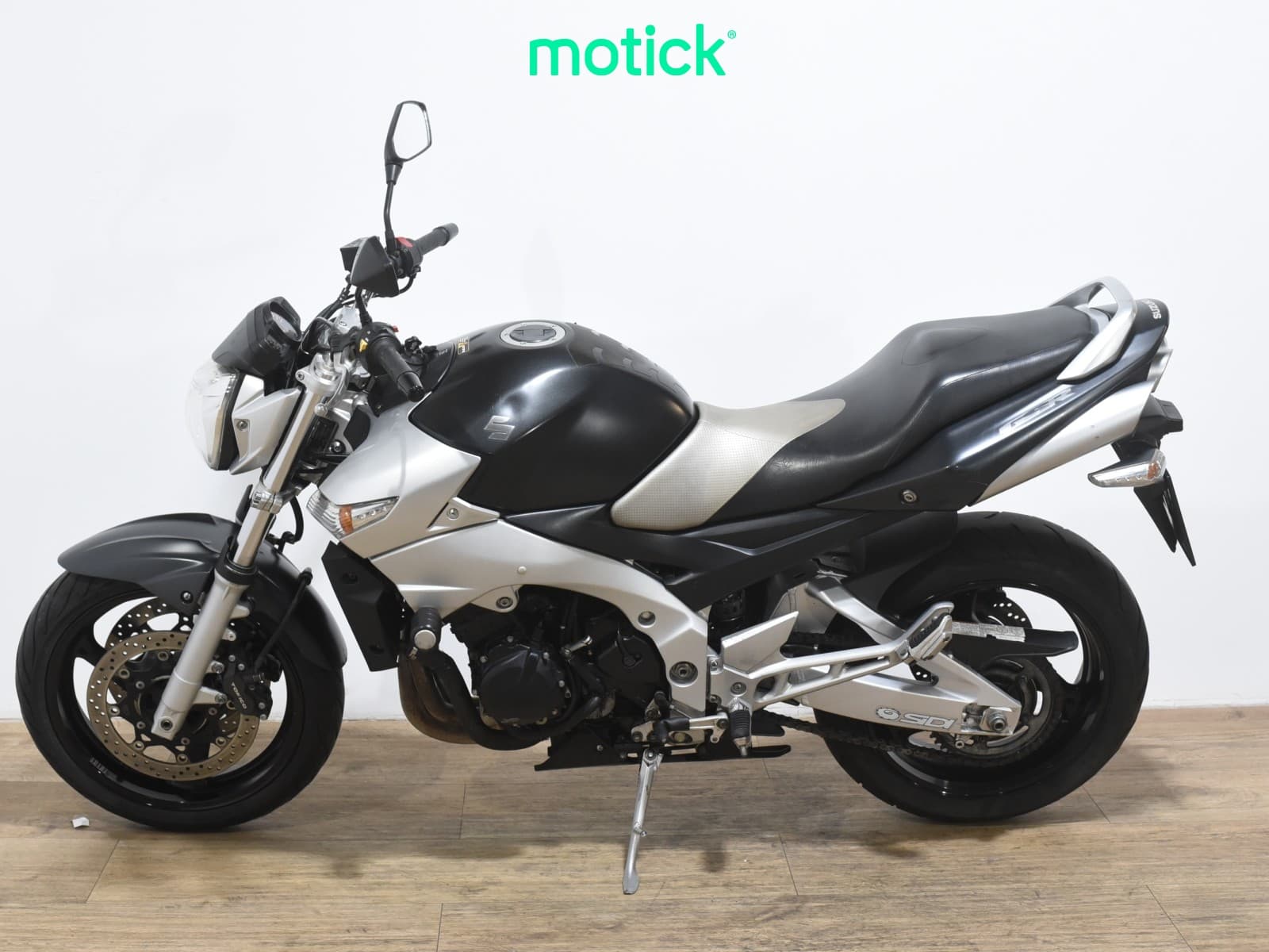 SUZUKI GSR 600 ( A )
