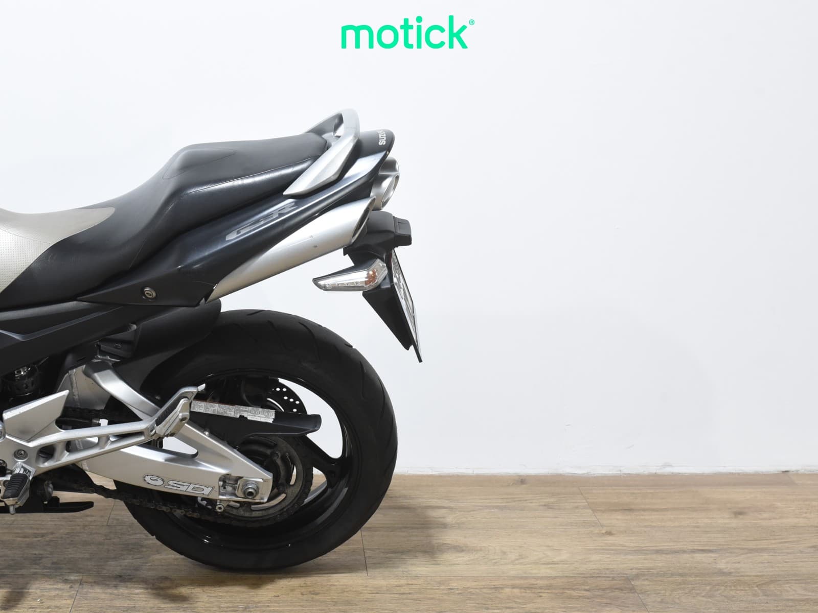 SUZUKI GSR 600 ( A )