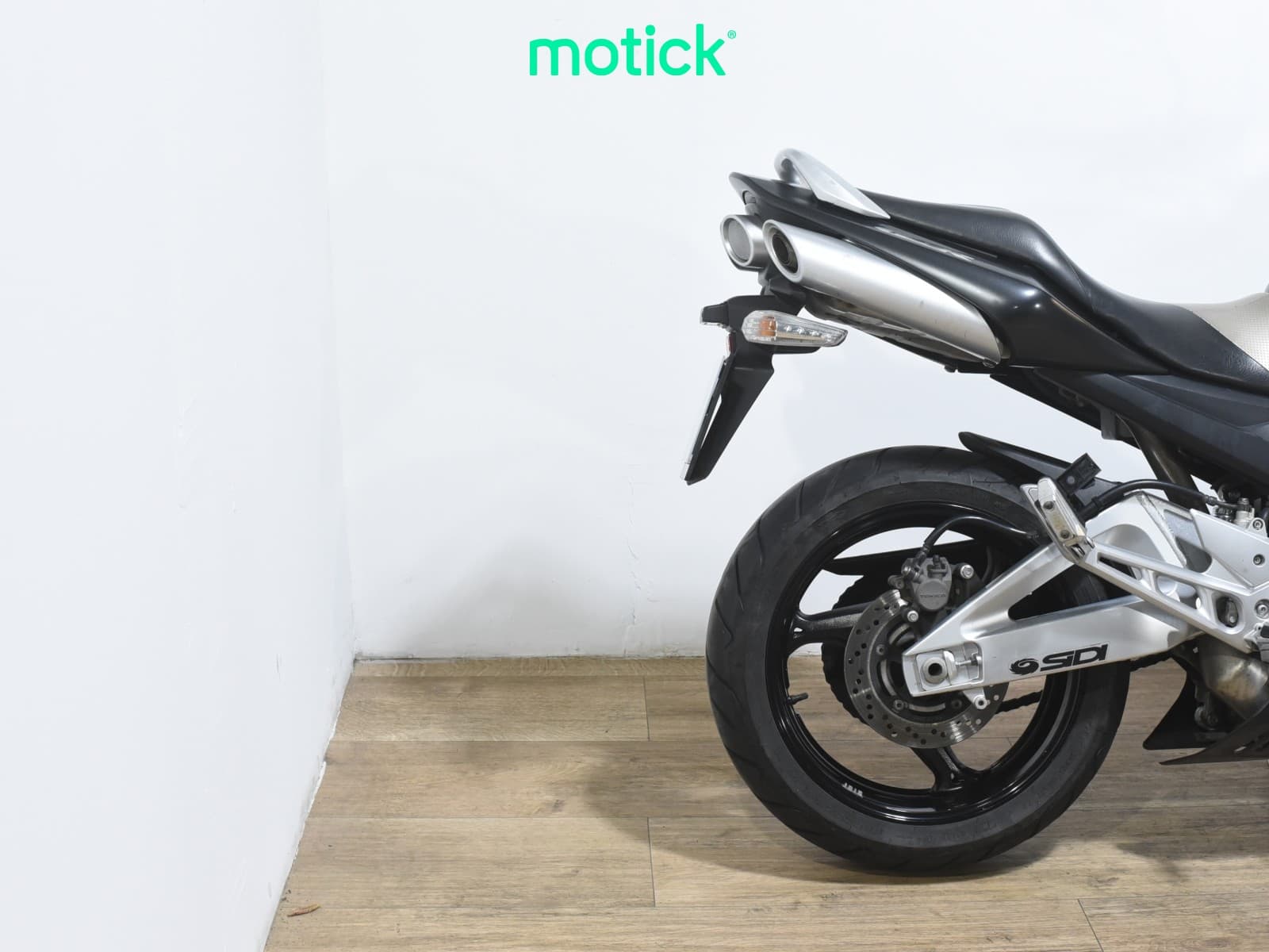 SUZUKI GSR 600 ( A )
