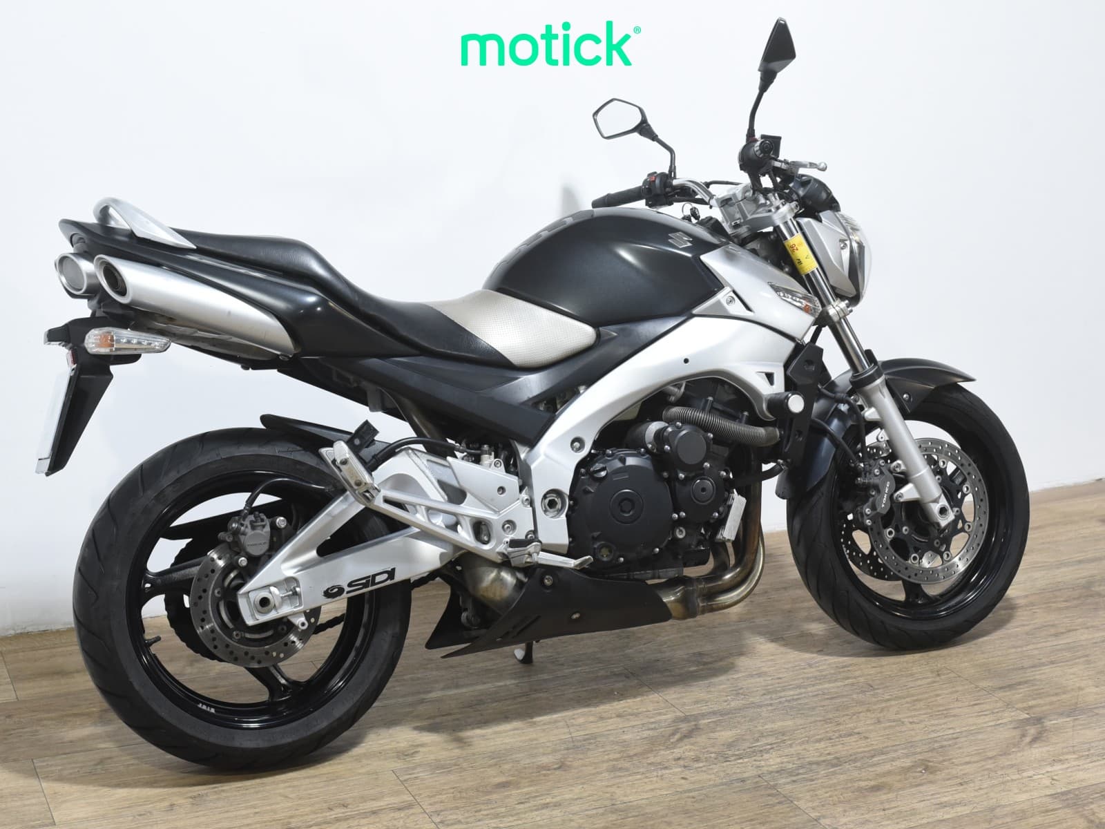 SUZUKI GSR 600 ( A )