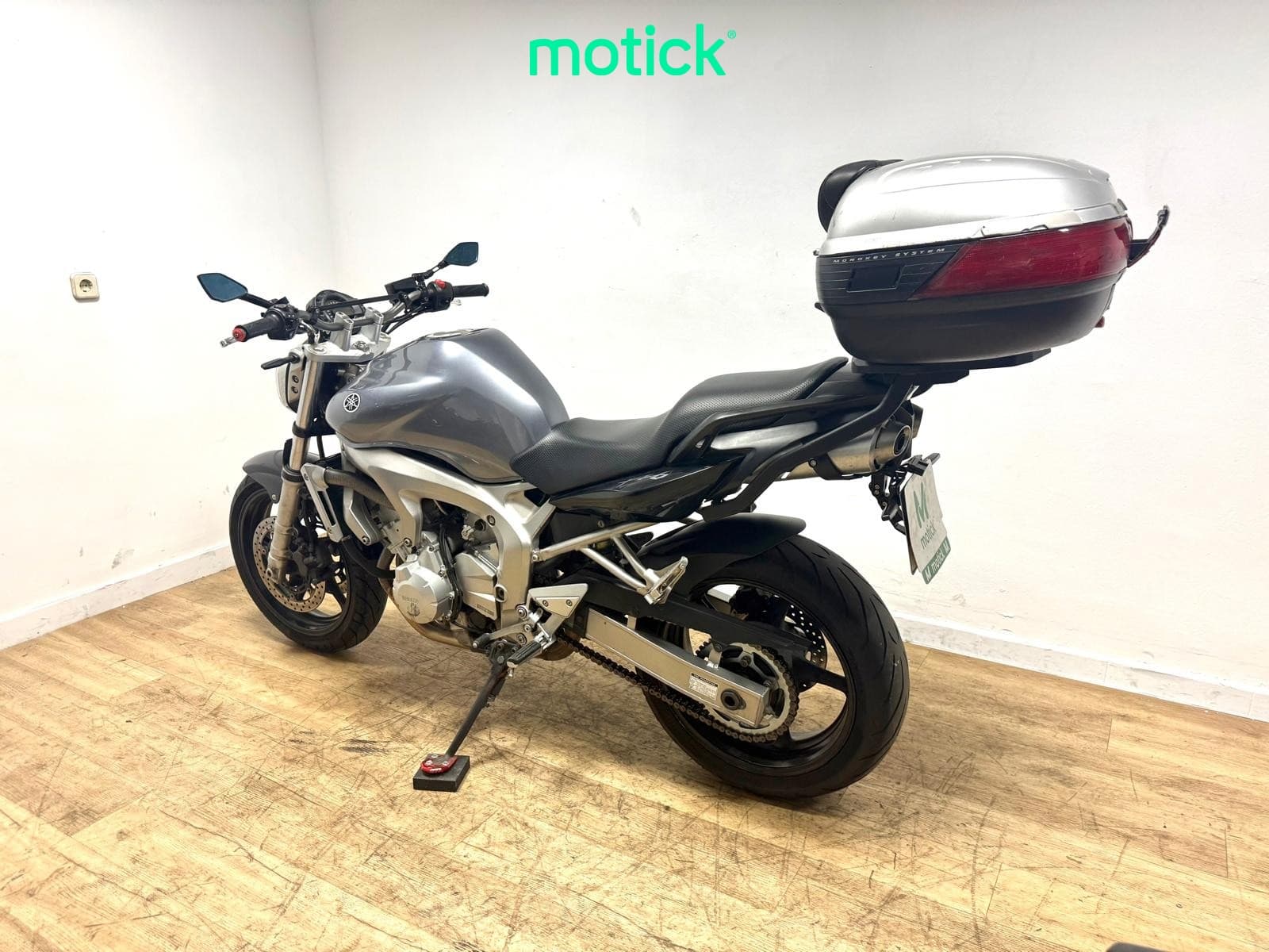 YAMAHA FZ 6 N (TOP CASE)