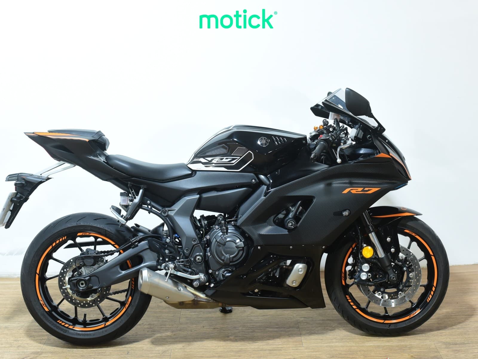 YAMAHA R7