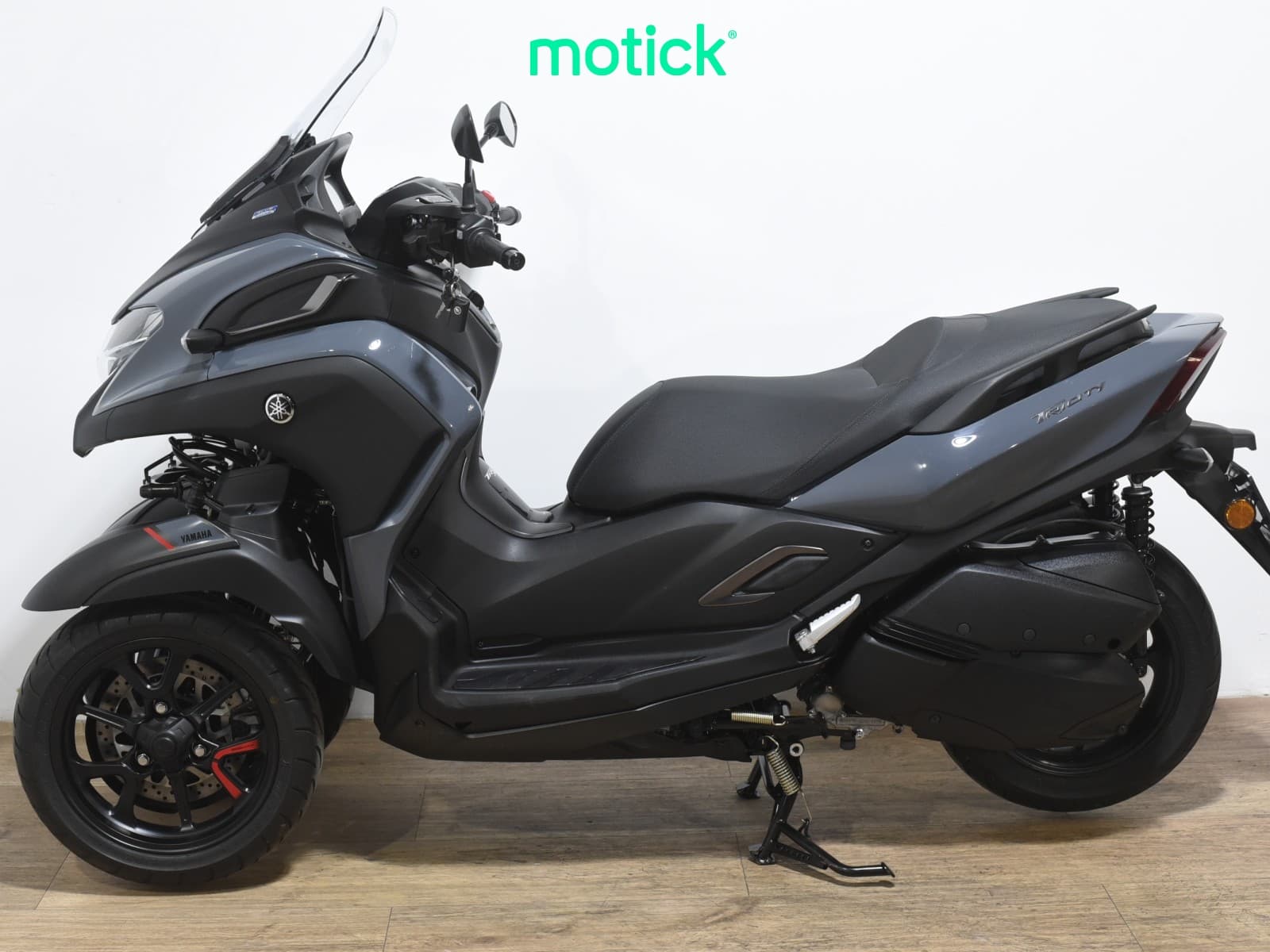 YAMAHA TRICITY 300 (AKRAPOVIC HOMOLOGADO)