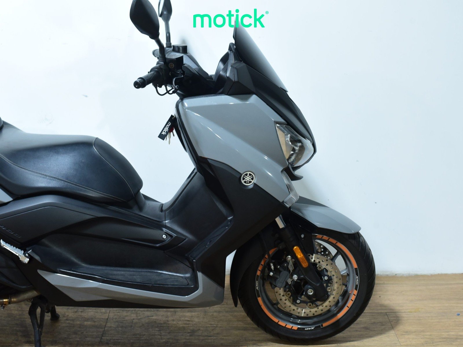 YAMAHA XMAX 400 (TOP CASE) (AKRAPOVIC HOMOLOGADO)