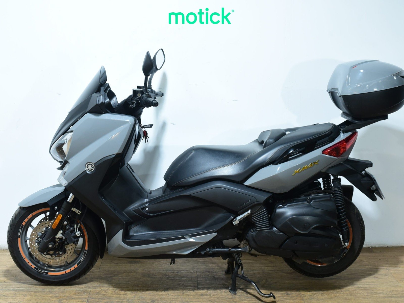 YAMAHA XMAX 400 (TOP CASE) (AKRAPOVIC HOMOLOGADO)