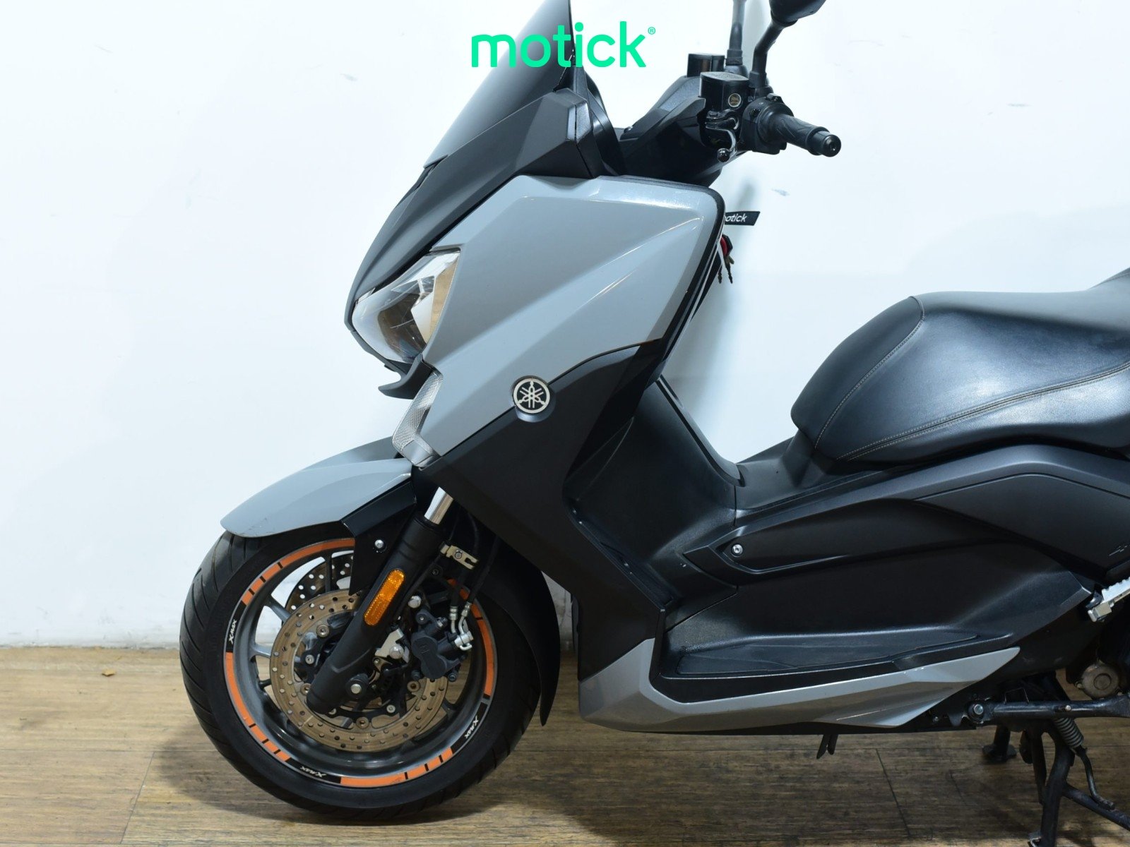YAMAHA XMAX 400 (TOP CASE) (AKRAPOVIC HOMOLOGADO)