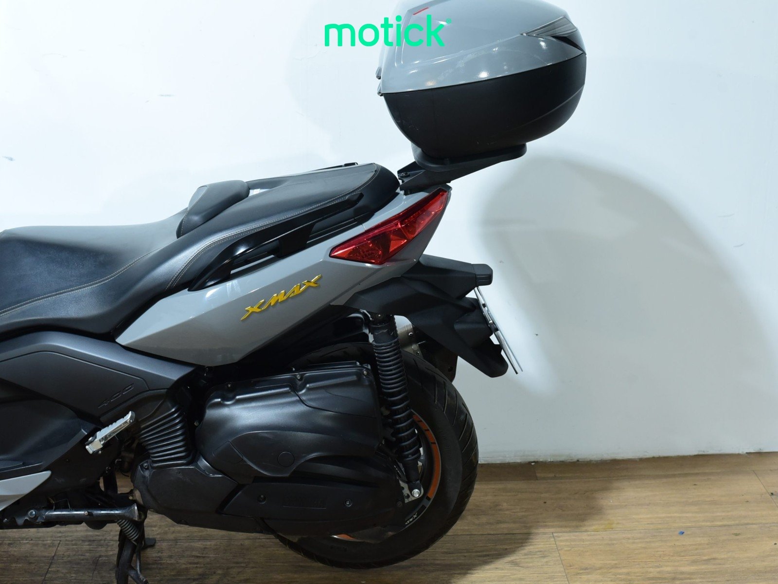 YAMAHA XMAX 400 (TOP CASE) (AKRAPOVIC HOMOLOGADO)