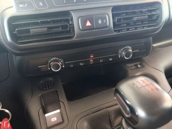 PEUGEOT PARTNER PRO STANDARD 8 2022 de segunda mano