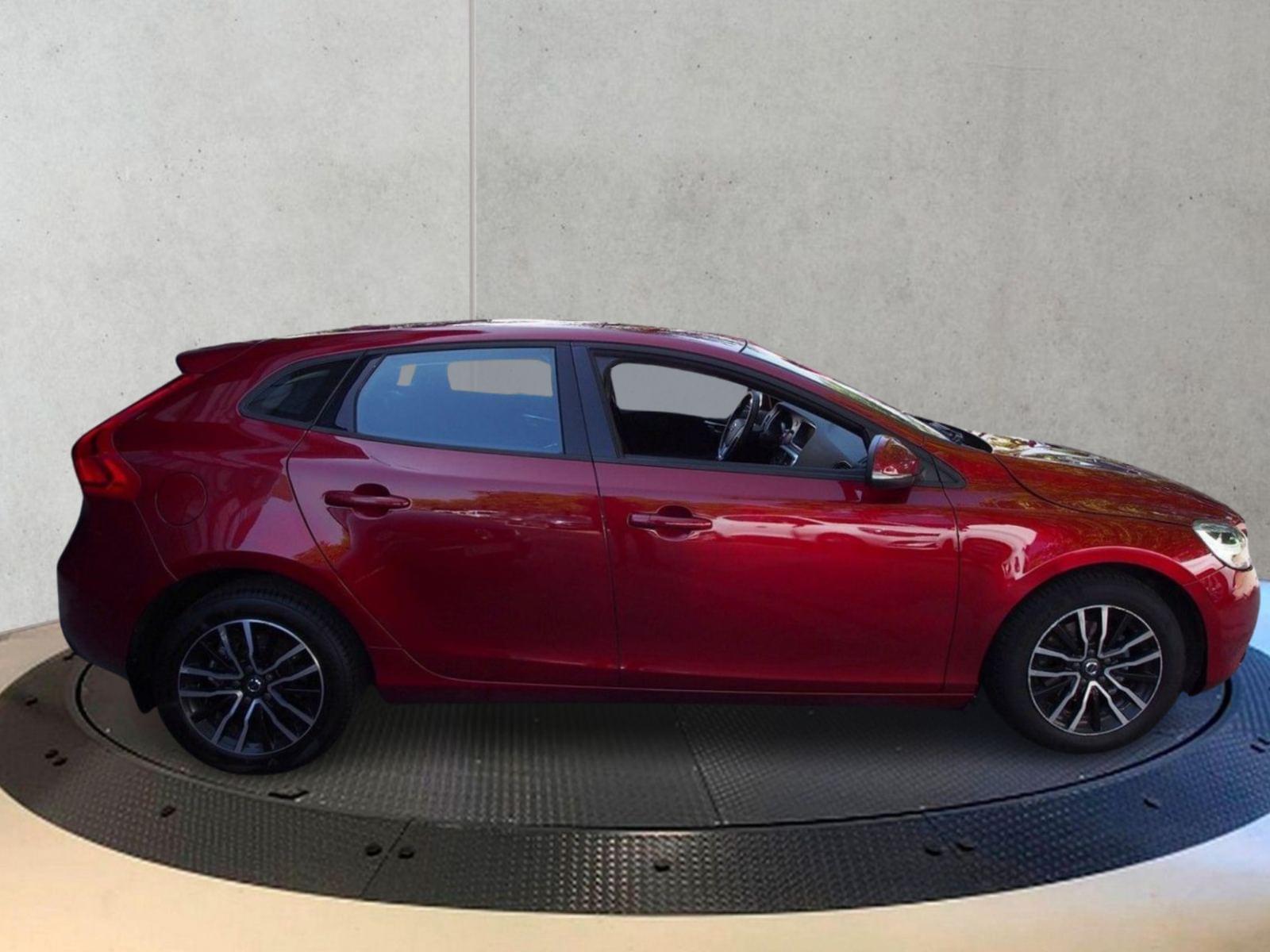 VOLVO V40 2.0 D2 MOMENTUM 3 