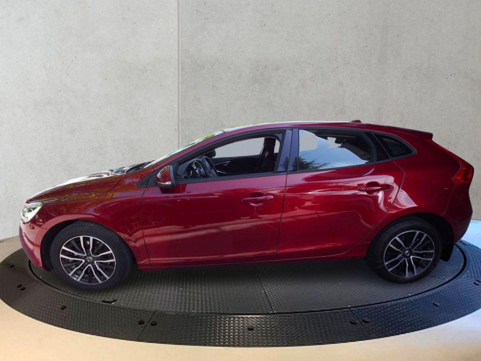 VOLVO V40 2.0 D2 MOMENTUM 7 