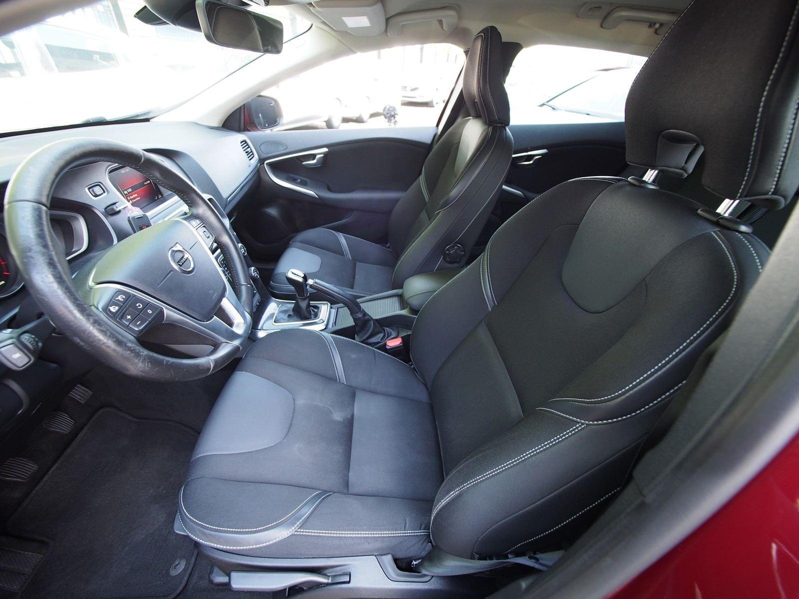 VOLVO V40 2.0 D2 MOMENTUM 11 