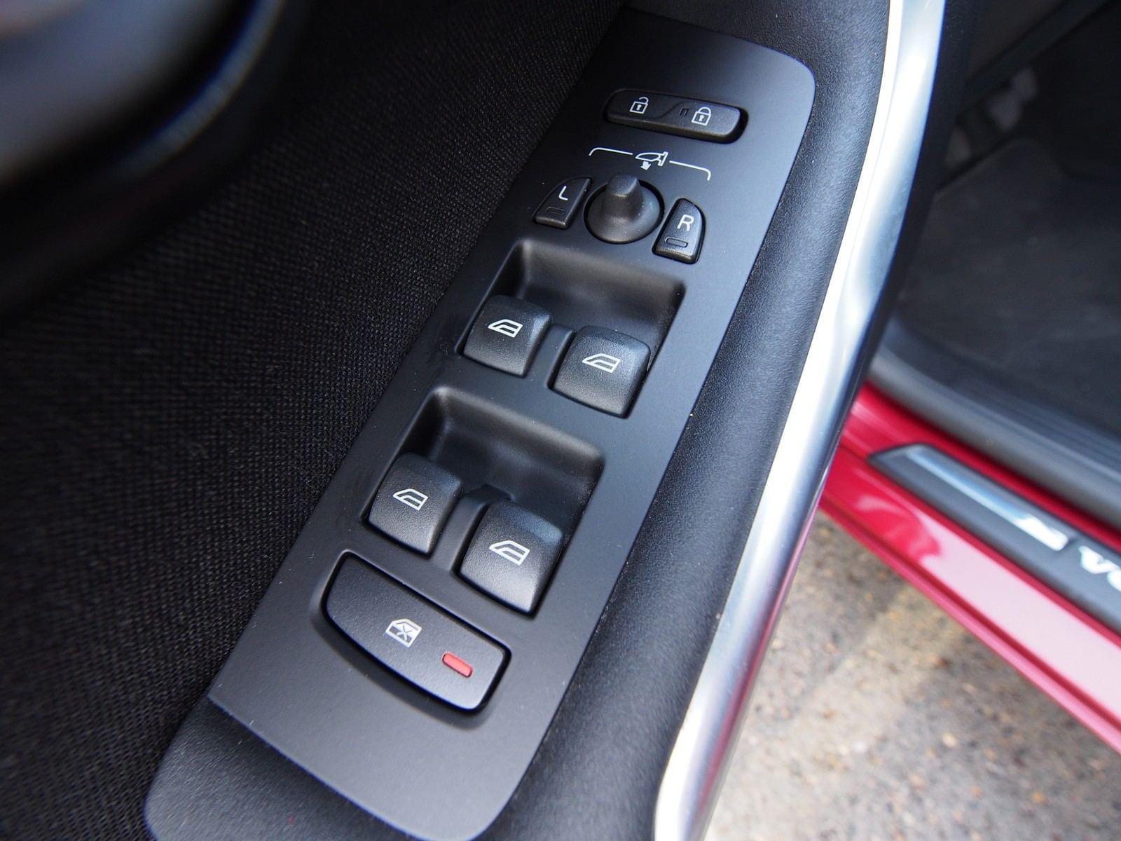 VOLVO V40 2.0 D2 MOMENTUM 12 