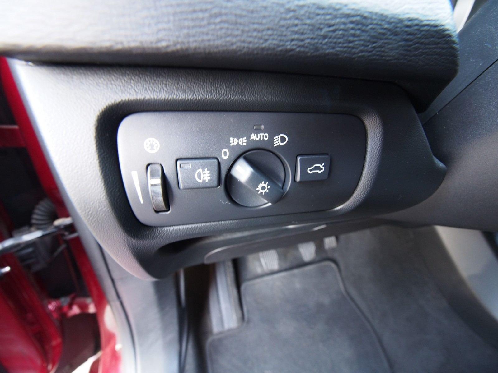 VOLVO V40 2.0 D2 MOMENTUM 14 