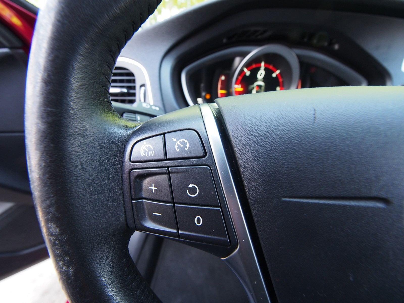 VOLVO V40 2.0 D2 MOMENTUM 15 