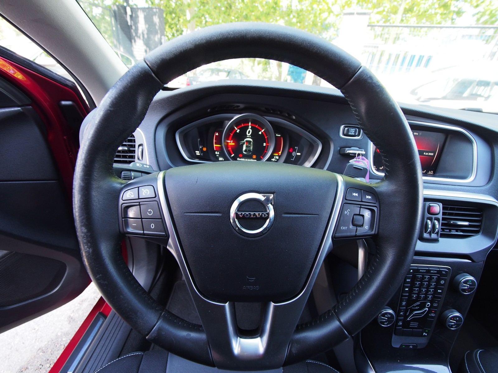 VOLVO V40 2.0 D2 MOMENTUM 17 