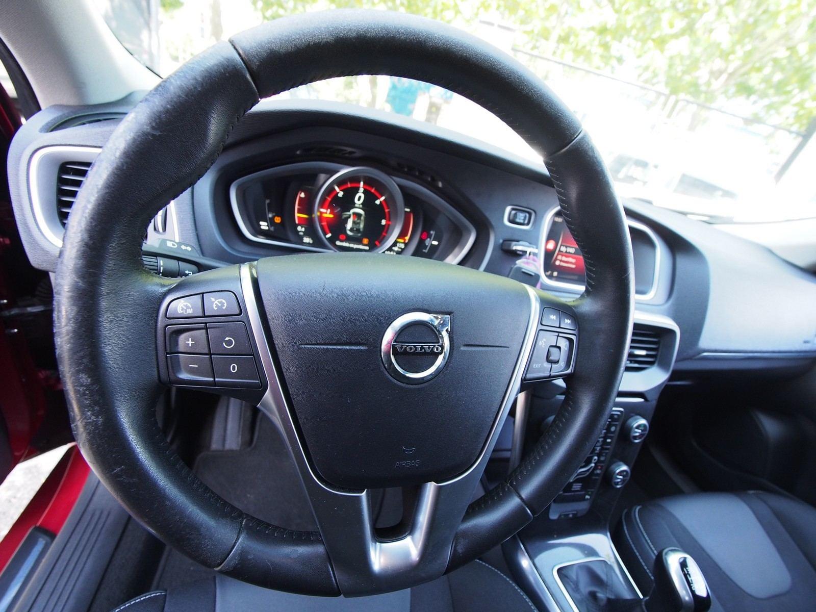 VOLVO V40 2.0 D2 MOMENTUM 18 