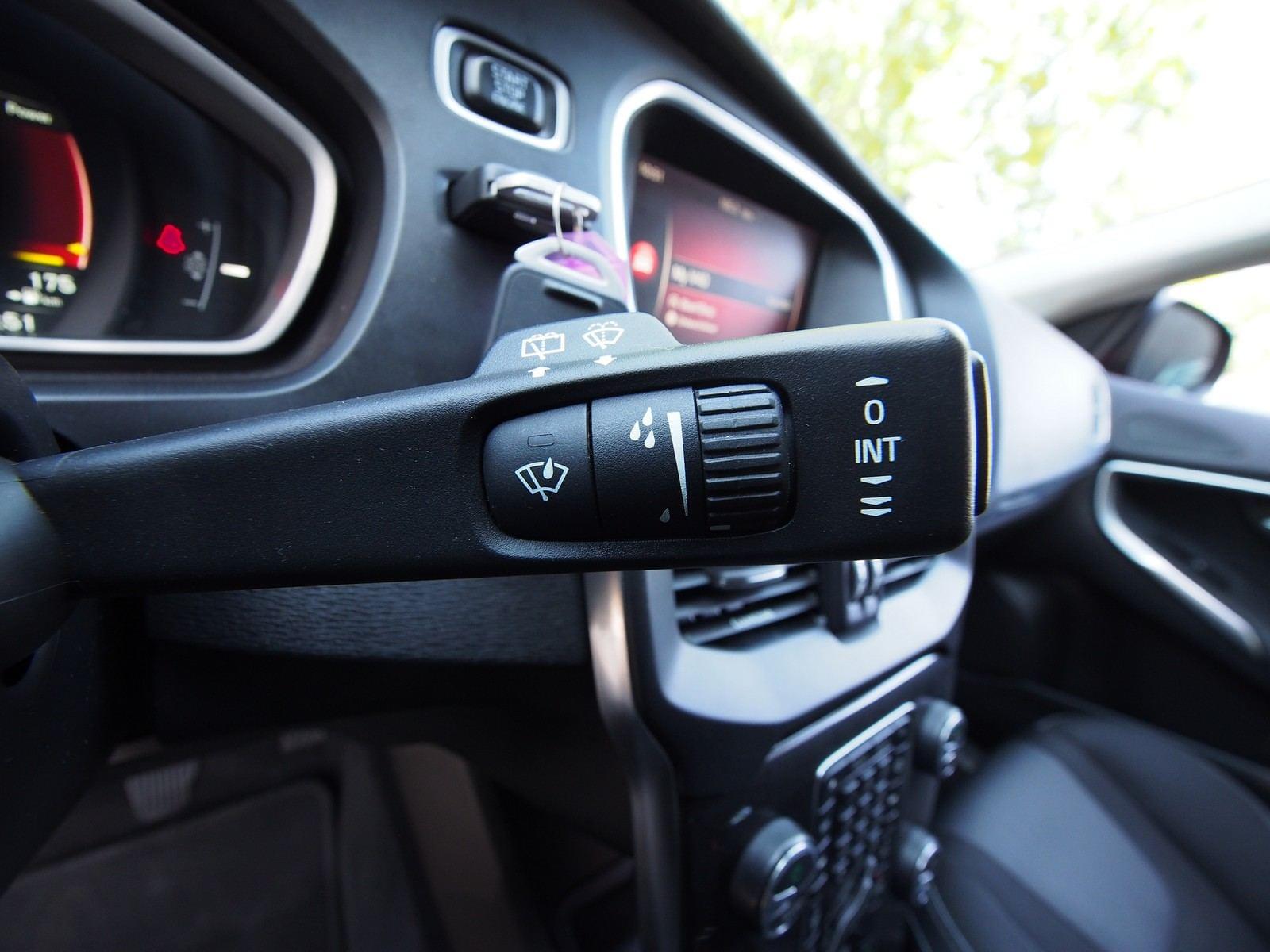 VOLVO V40 2.0 D2 MOMENTUM 19 