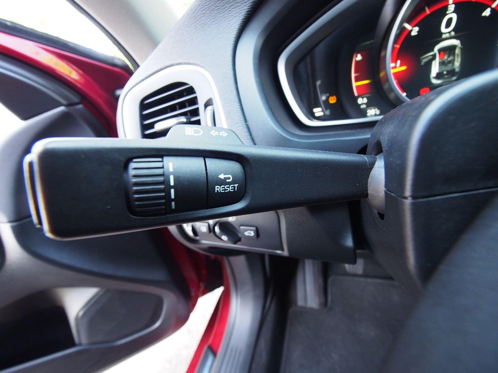 VOLVO V40 2.0 D2 MOMENTUM 20 