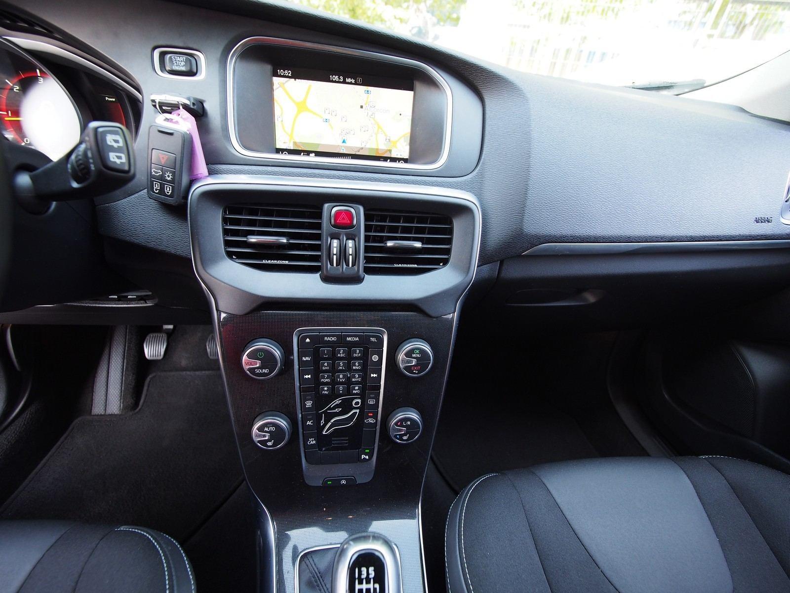 VOLVO V40 2.0 D2 MOMENTUM 23 