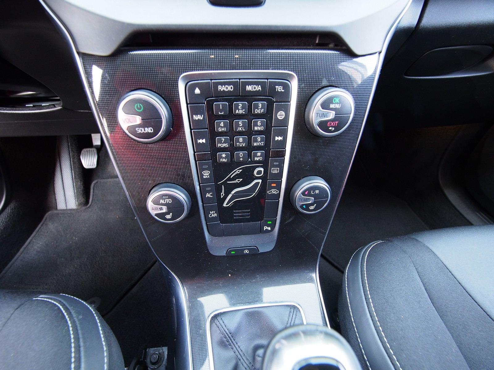 VOLVO V40 2.0 D2 MOMENTUM 24 