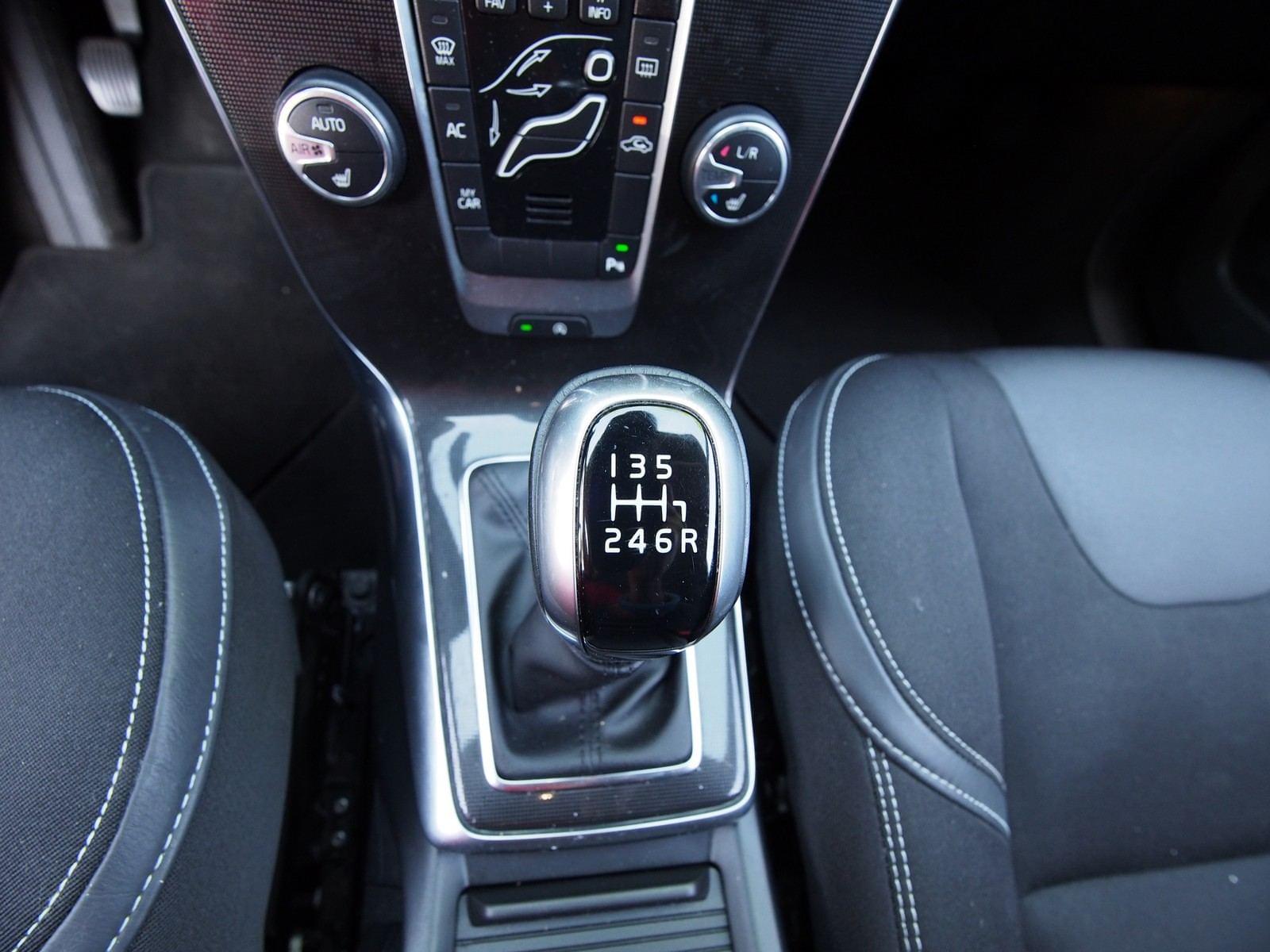 VOLVO V40 2.0 D2 MOMENTUM 25 